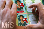 13.06.2026, Mindelheim (Bayern), das beliebte Sammelheft und die dazugehörigen Sammelbilder gibt es auch wieder zur Fussball-WM 2026 in den USA.  Ein Kind klebt Bildchen der Mexikanischen Spieler ins Album ein. Jorge Sanchez