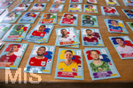 13.06.2026, Mindelheim (Bayern), das beliebte Sammelheft und die dazugehörigen Sammelbilder gibt es auch wieder zur Fussball-WM 2026 in den USA.  Viele Bildchen liegen auf dem Tisch nach Nationen sortiert bereit.    Holland, Argentinien, Türkei, England, Panama, Katar, 