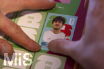 13.06.2026, Mindelheim (Bayern), das beliebte Sammelheft und die dazugehörigen Sammelbilder gibt es auch wieder zur Fussball-WM 2026 in den USA. Kind klebt Bildchen von Sardar Azmoun (Iran) ein