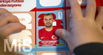 13.06.2026, Mindelheim (Bayern), das beliebte Sammelheft und die dazugehörigen Sammelbilder gibt es auch wieder zur Fussball-WM 2026 in den USA.  Ein Kind klebt Bildchen der türkischen Spieler ins Album ein. Hier Abdulkerim Bardakci