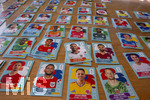 13.06.2026, Mindelheim (Bayern), das beliebte Sammelheft und die dazugehörigen Sammelbilder gibt es auch wieder zur Fussball-WM 2026 in den USA.  Viele Bildchen liegen auf dem Tisch nach Nationen sortiert bereit.    Holland, Argentinien, Türkei, England, Panama, Katar,  