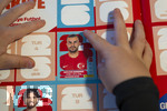 13.06.2026, Mindelheim (Bayern), das beliebte Sammelheft und die dazugehörigen Sammelbilder gibt es auch wieder zur Fussball-WM 2026 in den USA.  Ein Kind klebt Bildchen der türkischen Spieler ins Album ein. Hier Abdulkerim Bardakci