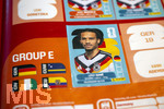 13.06.2026, Mindelheim (Bayern), das beliebte Sammelheft und die dazugehörigen Sammelbilder gibt es auch wieder zur Fussball-WM 2026 in den USA.  Ein Kind klebt Bildchen der deutschen Spieler ins Album ein. Hier Leroy Sane (Deutschland) 