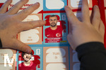 13.06.2026, Mindelheim (Bayern), das beliebte Sammelheft und die dazugehörigen Sammelbilder gibt es auch wieder zur Fussball-WM 2026 in den USA.  Ein Kind klebt Bildchen der türkischen Spieler ins Album ein. Hier Abdulkerim Bardakci