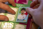 13.06.2026, Mindelheim (Bayern), das beliebte Sammelheft und die dazugehörigen Sammelbilder gibt es auch wieder zur Fussball-WM 2026 in den USA. Kind klebt Bildchen von Sardar Azmoun (Iran) ein