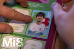 13.06.2026, Mindelheim (Bayern), das beliebte Sammelheft und die dazugehörigen Sammelbilder gibt es auch wieder zur Fussball-WM 2026 in den USA. Kind klebt Bildchen von Sardar Azmoun (Iran) ein