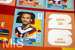 13.06.2026, Mindelheim (Bayern), das beliebte Sammelheft und die dazugehörigen Sammelbilder gibt es auch wieder zur Fussball-WM 2026 in den USA.  Ein Kind klebt Bildchen der deutschen Spieler ins Album ein. Hier Leroy Sane (Deutschland) 