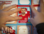 13.06.2026, Mindelheim (Bayern), das beliebte Sammelheft und die dazugehörigen Sammelbilder gibt es auch wieder zur Fussball-WM 2026 in den USA.  Ein Kind klebt Bildchen der türkischen Spieler ins Album ein. Hier Abdulkerim Bardakci