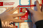 13.06.2026, Mindelheim (Bayern), das beliebte Sammelheft und die dazugehörigen Sammelbilder gibt es auch wieder zur Fussball-WM 2026 in den USA.  Ein Kind klebt Bildchen der türkischen Spieler ins Album ein. Hier Abdulkerim Bardakci