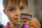 13.06.2026, Mindelheim (Bayern), das beliebte Sammelheft und die dazugehörigen Sammelbilder gibt es auch wieder zur Fussball-WM 2026 in den USA.  Der kleine Fussballfan Jakob klebt Bildchen der Spieler ins Album ein, hier hat er das Mannschaftsfoto der Deutschen Nationalmannschaft ergattert. (Modelreleased)