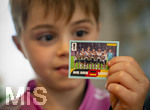 13.06.2026, Mindelheim (Bayern), das beliebte Sammelheft und die dazugehörigen Sammelbilder gibt es auch wieder zur Fussball-WM 2026 in den USA.  Der kleine Fussballfan Jakob klebt Bildchen der Spieler ins Album ein, hier hat er das Mannschaftsfoto der Deutschen Nationalmannschaft ergattert. (Modelreleased)