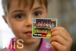 13.06.2026, Mindelheim (Bayern), das beliebte Sammelheft und die dazugehörigen Sammelbilder gibt es auch wieder zur Fussball-WM 2026 in den USA.  Der kleine Fussballfan Jakob klebt Bildchen der Spieler ins Album ein, hier hat er das Mannschaftsfoto der Deutschen Nationalmannschaft ergattert. (Modelreleased)