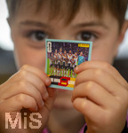 13.06.2026, Mindelheim (Bayern), das beliebte Sammelheft und die dazugehörigen Sammelbilder gibt es auch wieder zur Fussball-WM 2026 in den USA.  Der kleine Fussballfan Jakob klebt Bildchen der Spieler ins Album ein, hier hat er das Mannschaftsfoto der Deutschen Nationalmannschaft. (Modelreleased)