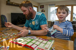 13.06.2026, Mindelheim (Bayern), das beliebte Sammelheft und die dazugehörigen Sammelbilder gibt es auch wieder zur Fussball-WM 2026 in den USA.  Der kleine Fussballfan Felix klebt mit Papa Daniel Bildchen der Spieler ins Album ein. (Modelreleased)