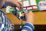 13.06.2026, Mindelheim (Bayern), das beliebte Sammelheft und die dazugehörigen Sammelbilder gibt es auch wieder zur Fussball-WM 2026 in den USA.  Der kleine Fussballfan Felix reisst eine Packung Bildchen auf. (Modelreleased)
