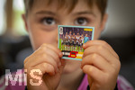 13.06.2026, Mindelheim (Bayern), das beliebte Sammelheft und die dazugehörigen Sammelbilder gibt es auch wieder zur Fussball-WM 2026 in den USA.  Der kleine Fussballfan Jakob klebt Bildchen der Spieler ins Album ein, hier hat er das Mannschaftsfoto der Deutschen Nationalmannschaft. (Modelreleased)