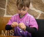 13.06.2026, Mindelheim (Bayern), das beliebte Sammelheft und die dazugehörigen Sammelbilder gibt es auch wieder zur Fussball-WM 2026 in den USA.  Der kleine Fussballfan Jakob klebt Bildchen der Spieler ins Album ein. (Modelreleased)