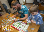 13.06.2026, Mindelheim (Bayern), das beliebte Sammelheft und die dazugehörigen Sammelbilder gibt es auch wieder zur Fussball-WM 2026 in den USA.  Der kleine Fussballfan Felix klebt mit Papa Daniel Bildchen der Spieler ins Album ein. (Modelreleased)