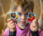 13.06.2026, Mindelheim (Bayern), das beliebte Sammelheft und die dazugehörigen Sammelbilder gibt es auch wieder zur Fussball-WM 2026 in den USA.  Der kleine Fussballfan Jakob klebt Bildchen der Spieler ins Album ein. (Modelreleased)
li: Antonio Rüdiger (Deutschland), Brandon Mechele (Belgien)