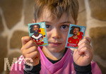 13.06.2026, Mindelheim (Bayern), das beliebte Sammelheft und die dazugehörigen Sammelbilder gibt es auch wieder zur Fussball-WM 2026 in den USA.  Der kleine Fussballfan Jakob klebt Bildchen der Spieler ins Album ein. (Modelreleased)
li: Antonio Rüdiger (Deutschland), Brandon Mechele (Belgien)