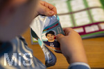 13.06.2026, Mindelheim (Bayern), das beliebte Sammelheft und die dazugehörigen Sammelbilder gibt es auch wieder zur Fussball-WM 2026 in den USA.  Der kleine Fussballfan Felix reisst eine Packung Bildchen auf. (Modelreleased)