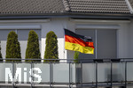 16.06.2026, Fussball WM 2026, Randbilder aus Deutschland, auf einem Balkon einer Wohnung in Bad Wörishofen (Bayern) weht eine Deutschland-Fahne im Wind.