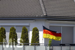 16.06.2026, Fussball WM 2026, Randbilder aus Deutschland, auf einem Balkon einer Wohnung in Bad Wörishofen (Bayern) weht eine Deutschland-Fahne im Wind.