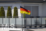 16.06.2026, Fussball WM 2026, Randbilder aus Deutschland, auf einem Balkon einer Wohnung in Bad Wörishofen (Bayern) weht eine Deutschland-Fahne im Wind.