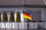 16.06.2026, Fussball WM 2026, Randbilder aus Deutschland, auf einem Balkon einer Wohnung in Bad Wörishofen (Bayern) weht eine Deutschland-Fahne im Wind.