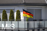 16.06.2026, Fussball WM 2026, Randbilder aus Deutschland, auf einem Balkon einer Wohnung in Bad Wörishofen (Bayern) weht eine Deutschland-Fahne im Wind.