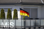 16.06.2026, Fussball WM 2026, Randbilder aus Deutschland, auf einem Balkon einer Wohnung in Bad Wörishofen (Bayern) weht eine Deutschland-Fahne im Wind.