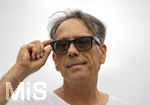 16.06.2026, Thema Smart-Glasses als Spion-Kameras, Etliche Bäder und Saunaanlagen verbieten smarte Brillen mit Kameras bei ihren besuchern. Mit Smart Glasses können leichter heimlich Fotoaufnahmen gemacht werden. Potsdam hat die Brillen nun in Schwimmbädern verboten. Auf dem gestellten Bild ist ein Mann mit einer RAY-BAN Meta Brille mit Kamera und Mikrofon zu sehen. Diese Geräte ermöglichen das unauffällige Anfertigen von Bild- und Videoaufnahmen, ohne dass betroffene Personen dies unmittelbar erkennen können wird moniert. Badegäste in Badebekleidung hätten ein berechtigtes Interesse an einem unbeobachteten Aufenthalt und müssten vor der missbräuchlichen Nutzung von Smart Glasses geschützt werden heisst es von den Betreibern der Bäder. (Modelreleased)