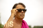 16.06.2026, Thema Smart-Glasses als Spion-Kameras, Etliche Bäder und Saunaanlagen verbieten smarte Brillen mit Kameras bei ihren besuchern. Mit Smart Glasses können leichter heimlich Fotoaufnahmen gemacht werden. Potsdam hat die Brillen nun in Schwimmbädern verboten. Auf dem gestellten Bild ist ein Mann mit einer RAY-BAN Meta Brille mit Kamera und Mikrofon beim Baden zu sehen. Diese Geräte ermöglichen das unauffällige Anfertigen von Bild- und Videoaufnahmen, ohne dass betroffene Personen dies unmittelbar erkennen können wird moniert. Badegäste in Badebekleidung hätten ein berechtigtes Interesse an einem unbeobachteten Aufenthalt und müssten vor der missbräuchlichen Nutzung von Smart Glasses geschützt werden heisst es von den Betreibern der Bäder. (Modelreleased)