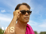 FOTOMONTAGE 16.06.2026, Thema Smart-Glasses als Spion-Kameras, Etliche Bäder und Saunaanlagen verbieten smarte Brillen mit Kameras bei ihren besuchern. Mit Smart Glasses können leichter heimlich Fotoaufnahmen gemacht werden. Potsdam hat die Brillen nun in Schwimmbädern verboten. Auf dem gestellten Bild ist ein Mann mit einer RAY-BAN Meta Brille mit Kamera und Mikrofon beim Baden zu sehen. Diese Geräte ermöglichen das unauffällige Anfertigen von Bild- und Videoaufnahmen, ohne dass betroffene Personen dies unmittelbar erkennen können wird moniert. Badegäste in Badebekleidung hätten ein berechtigtes Interesse an einem unbeobachteten Aufenthalt und müssten vor der missbräuchlichen Nutzung von Smart Glasses geschützt werden heisst es von den Betreibern der Bäder. (Modelreleased)