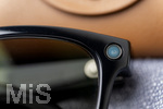 16.06.2026, Thema Smart-Glasses als Spion-Kameras, Etliche Bäder und Saunaanlagen verbieten smarte Brillen mit Kameras bei ihren besuchern. Mit Smart Glasses können leichter heimlich Fotoaufnahmen gemacht werden. Potsdam hat die Brillen nun in Schwimmbädern verboten. Auf dem Bild ist die RAY-BAN Meta Brille, ausgestattet mit Kamera und Mikrofon auf einem Badehandtuch im Freibad oder Sauna zu sehen. Diese Geräte ermöglichen das unauffällige Anfertigen von Bild- und Videoaufnahmen, ohne dass betroffene Personen dies unmittelbar erkennen können wird moniert. Badegäste in Badebekleidung hätten ein berechtigtes Interesse an einem unbeobachteten Aufenthalt und müssten vor der missbräuchlichen Nutzung von Smart Glasses geschützt werden heisst es von den Betreibern der Bäder. Detail des  Foto und Filmobjektives an der Rechten Seite der Brille.