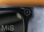 16.06.2026, Thema Smart-Glasses als Spion-Kameras, Etliche Bäder und Saunaanlagen verbieten smarte Brillen mit Kameras bei ihren besuchern. Mit Smart Glasses können leichter heimlich Fotoaufnahmen gemacht werden. Potsdam hat die Brillen nun in Schwimmbädern verboten. Auf dem Bild ist die RAY-BAN Meta Brille, ausgestattet mit Kamera und Mikrofon auf einem Badehandtuch im Freibad oder Sauna zu sehen. Diese Geräte ermöglichen das unauffällige Anfertigen von Bild- und Videoaufnahmen, ohne dass betroffene Personen dies unmittelbar erkennen können wird moniert. Badegäste in Badebekleidung hätten ein berechtigtes Interesse an einem unbeobachteten Aufenthalt und müssten vor der missbräuchlichen Nutzung von Smart Glasses geschützt werden heisst es von den Betreibern der Bäder. Detail des  Foto und Filmobjektives an der Rechten Seite der Brille.