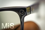 16.06.2026, Thema Smart-Glasses als Spion-Kameras, Etliche Bäder und Saunaanlagen verbieten smarte Brillen mit Kameras bei ihren besuchern. Mit Smart Glasses können leichter heimlich Fotoaufnahmen gemacht werden. Potsdam hat die Brillen nun in Schwimmbädern verboten. Auf dem Bild ist die RAY-BAN Meta Brille, ausgestattet mit Kamera und Mikrofon auf einem Badehandtuch im Freibad oder Sauna zu sehen. Diese Geräte ermöglichen das unauffällige Anfertigen von Bild- und Videoaufnahmen, ohne dass betroffene Personen dies unmittelbar erkennen können wird moniert. Badegäste in Badebekleidung hätten ein berechtigtes Interesse an einem unbeobachteten Aufenthalt und müssten vor der missbräuchlichen Nutzung von Smart Glasses geschützt werden heisst es von den Betreibern der Bäder. Detail des  Foto und Filmobjektives an der Rechten Seite der Brille.