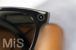 16.06.2026, Thema Smart-Glasses als Spion-Kameras, Etliche Bäder und Saunaanlagen verbieten smarte Brillen mit Kameras bei ihren besuchern. Mit Smart Glasses können leichter heimlich Fotoaufnahmen gemacht werden. Potsdam hat die Brillen nun in Schwimmbädern verboten. Auf dem Bild ist die RAY-BAN Meta Brille, ausgestattet mit Kamera und Mikrofon auf einem Badehandtuch im Freibad oder Sauna zu sehen. Diese Geräte ermöglichen das unauffällige Anfertigen von Bild- und Videoaufnahmen, ohne dass betroffene Personen dies unmittelbar erkennen können wird moniert. Badegäste in Badebekleidung hätten ein berechtigtes Interesse an einem unbeobachteten Aufenthalt und müssten vor der missbräuchlichen Nutzung von Smart Glasses geschützt werden heisst es von den Betreibern der Bäder. Detail des  Foto und Filmobjektives an der Rechten Seite der Brille.