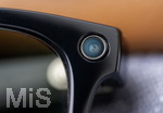 16.06.2026, Thema Smart-Glasses als Spion-Kameras, Etliche Bäder und Saunaanlagen verbieten smarte Brillen mit Kameras bei ihren besuchern. Mit Smart Glasses können leichter heimlich Fotoaufnahmen gemacht werden. Potsdam hat die Brillen nun in Schwimmbädern verboten. Auf dem Bild ist die RAY-BAN Meta Brille, ausgestattet mit Kamera und Mikrofon auf einem Badehandtuch im Freibad oder Sauna zu sehen. Diese Geräte ermöglichen das unauffällige Anfertigen von Bild- und Videoaufnahmen, ohne dass betroffene Personen dies unmittelbar erkennen können wird moniert. Badegäste in Badebekleidung hätten ein berechtigtes Interesse an einem unbeobachteten Aufenthalt und müssten vor der missbräuchlichen Nutzung von Smart Glasses geschützt werden heisst es von den Betreibern der Bäder. Detail des  Foto und Filmobjektives an der Rechten Seite der Brille.