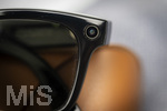 16.06.2026, Thema Smart-Glasses als Spion-Kameras, Etliche Bäder und Saunaanlagen verbieten smarte Brillen mit Kameras bei ihren besuchern. Mit Smart Glasses können leichter heimlich Fotoaufnahmen gemacht werden. Potsdam hat die Brillen nun in Schwimmbädern verboten. Auf dem Bild ist die RAY-BAN Meta Brille, ausgestattet mit Kamera und Mikrofon auf einem Badehandtuch im Freibad oder Sauna zu sehen. Diese Geräte ermöglichen das unauffällige Anfertigen von Bild- und Videoaufnahmen, ohne dass betroffene Personen dies unmittelbar erkennen können wird moniert. Badegäste in Badebekleidung hätten ein berechtigtes Interesse an einem unbeobachteten Aufenthalt und müssten vor der missbräuchlichen Nutzung von Smart Glasses geschützt werden heisst es von den Betreibern der Bäder. Detail des  Foto und Filmobjektives an der Rechten Seite der Brille.