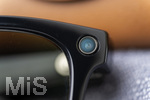 16.06.2026, Thema Smart-Glasses als Spion-Kameras, Etliche Bäder und Saunaanlagen verbieten smarte Brillen mit Kameras bei ihren besuchern. Mit Smart Glasses können leichter heimlich Fotoaufnahmen gemacht werden. Potsdam hat die Brillen nun in Schwimmbädern verboten. Auf dem Bild ist die RAY-BAN Meta Brille, ausgestattet mit Kamera und Mikrofon auf einem Badehandtuch im Freibad oder Sauna zu sehen. Diese Geräte ermöglichen das unauffällige Anfertigen von Bild- und Videoaufnahmen, ohne dass betroffene Personen dies unmittelbar erkennen können wird moniert. Badegäste in Badebekleidung hätten ein berechtigtes Interesse an einem unbeobachteten Aufenthalt und müssten vor der missbräuchlichen Nutzung von Smart Glasses geschützt werden heisst es von den Betreibern der Bäder. Detail des  Foto und Filmobjektives an der Rechten Seite der Brille.