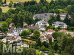 17.06.2026,  Bad Wörishofen im Unterallgäu, Drohnenaufnahmen des Wohngebietes im Süden der Stadt, am Ortsrand an der Hartenthalerstraße. hinten das Hotel der Sonnenhof, das fünf Sterne Hotel am Ort.