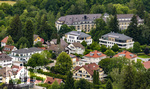 17.06.2026,  Bad Wörishofen im Unterallgäu, Drohnenaufnahmen des Wohngebietes im Süden der Stadt, am Ortsrand an der Hartenthalerstraße. hinten das Hotel der Sonnenhof, das fünf Sterne Hotel am Ort.