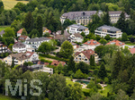 17.06.2026,  Bad Wörishofen im Unterallgäu, Drohnenaufnahmen des Wohngebietes im Süden der Stadt, am Ortsrand an der Hartenthalerstraße. hinten das Hotel der Sonnenhof, das fünf Sterne Hotel am Ort.