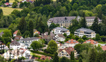 17.06.2026,  Bad Wörishofen im Unterallgäu, Drohnenaufnahmen des Wohngebietes im Süden der Stadt, am Ortsrand an der Hartenthalerstraße. hinten das Hotel der Sonnenhof, das fünf Sterne Hotel am Ort.