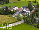 17.06.2026,  Bad Wörishofen im Unterallgäu, Drohnenaufnahmen des Wohngebietes im Süden der Stadt, am Ortsrand an der Hartenthalerstraße. vorne das Ehemalige Cafe Schwermer, derzeit leerstehend.