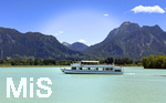 17.06.2026, Forggensee bei Füssen im Allgäu, Das Ausflugsschiff FÜSSEN am Steg am Festspielhaus lädt Fahrgäste ein zur großen Forggenseerundfahrt. Dahinter das Schloss Neuschwanstein und rechts der Berggipfel des Säulings.