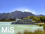 17.06.2026, Forggensee bei Füssen im Allgäu, Das Ausflugsschiff FÜSSEN am Steg an der Waidachstrasse lädt Fahrgäste ein zur großen Forggenseerundfahrt. Dahinter der Berggipfel des Tegelberges.