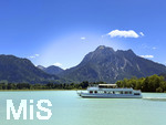 17.06.2026, Forggensee bei Füssen im Allgäu, Das Ausflugsschiff FÜSSEN am Steg am Festspielhaus lädt Fahrgäste ein zur großen Forggenseerundfahrt. Dahinter das Schloss Neuschwanstein und rechts der Berggipfel des Säulings. 