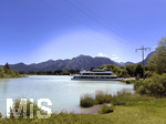 17.06.2026, Forggensee bei Füssen im Allgäu, Das Ausflugsschiff FÜSSEN am Steg an der Waidachstrasse lädt Fahrgäste ein zur großen Forggenseerundfahrt.